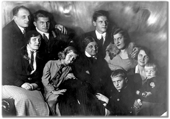 Большая семья Лебедевых. Москва. 1935&nbsp;г. В верхнем ряду слева направо: Макс, Борис, Андрей (сыновья священника); ниже: Ганна (дочь), Наталья (приёмная дочь), Екатерина Алексеевна (вдова священника), Тамара и Анна (её дочери) с детьми Юрием и Николаем