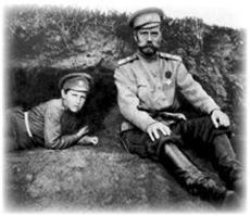 Николай II с сыном Алексеем на военных позициях. 1916 г.