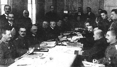 Подписание соглашения о перемирии в Брест-Литовске 15 декабря 1917 г. Справа — советская делегация