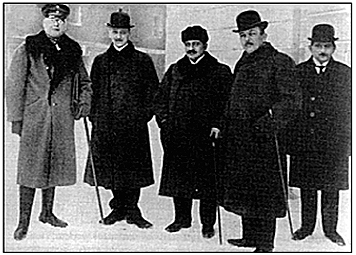 Делегация Центральных держав на переговорах о перемирии. Слева направо: М.Гофман, Чернин, Галаат-паша, Р. фон Кюльман