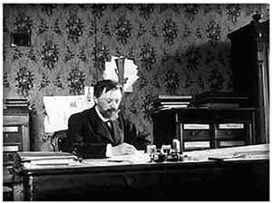 В.Г.Шухов в своём кабинете