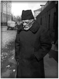 В.Г.Шухов на прогулке в Кривоколенном переулке. Фото С.В.Шухова 1928 г.